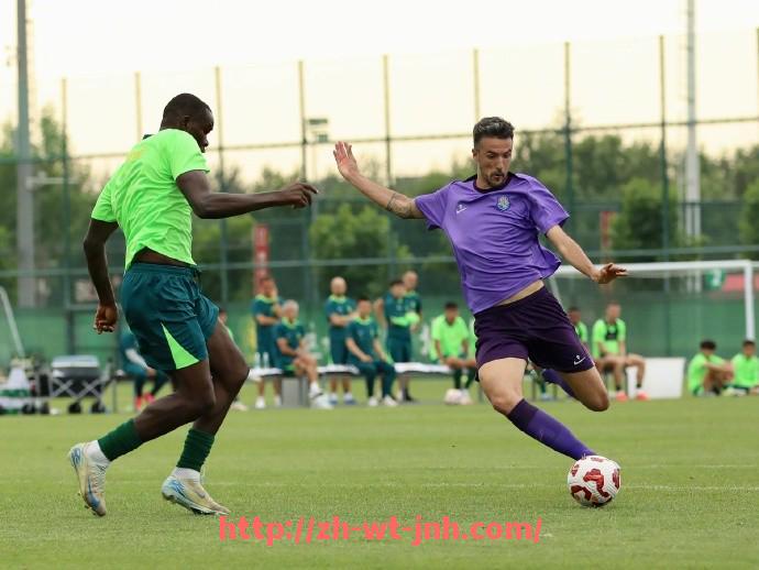 金年会-巴萨与皇马在西甲赛季中的交锋赛程安排解析